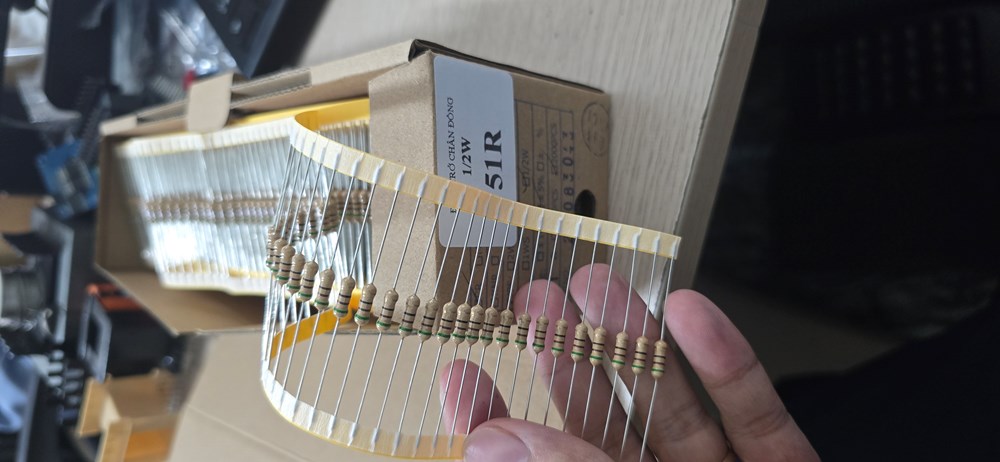 Điện trở 51R 1/2W 4 vạch chân đồng